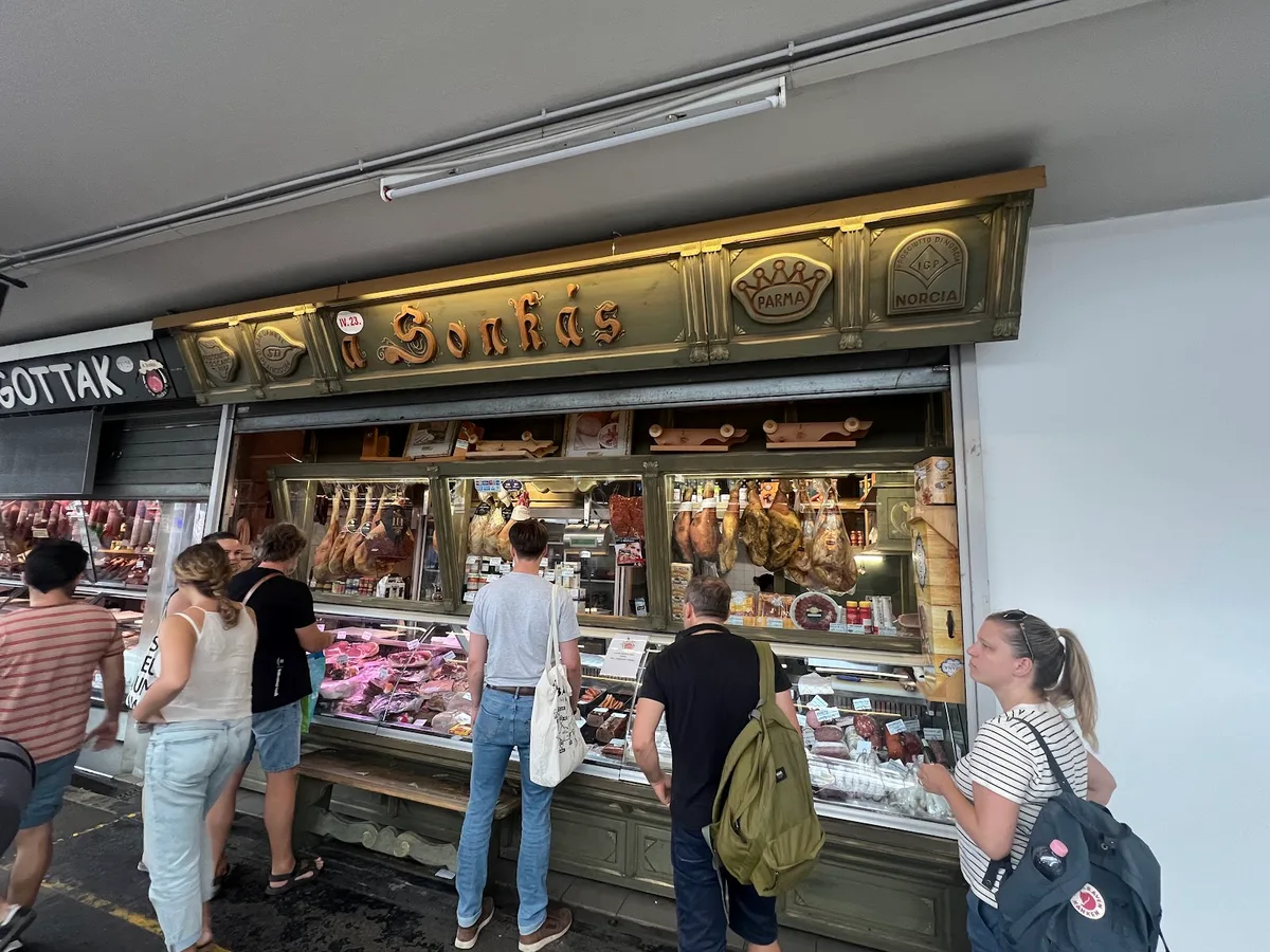 Fény Street Market